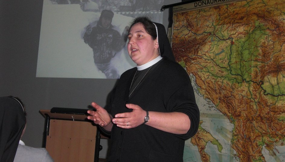 Schwester Carmen Tereza Rusu berichtet über das Projekt "Haus der Zukunft" in Schineni.