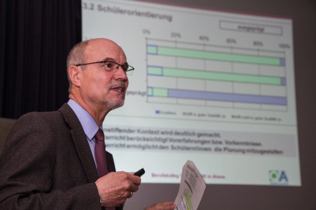 Dr. Egon Kazek stellt den Lehrerinnen und Lehrern die Ergebnisse der Qualitätsanalyse vor. Foto: SMMP/Bock