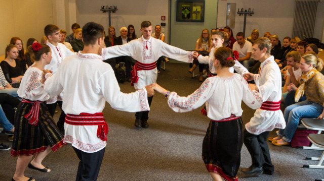 Mit traditionellen Tänzen und Liedern beeindruckten die rumänischen Besucher die Schüler des Canisiusstifts. Foto: SMMP/Bock