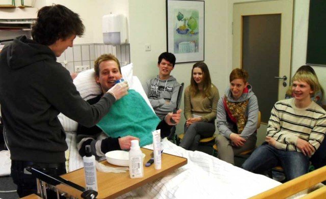 Unterricht bei den Sozialassistenten: Hier steht Zähneputzen bei einem Pflegepatienten auf dem Programm. (Foto: Canisiusstift)