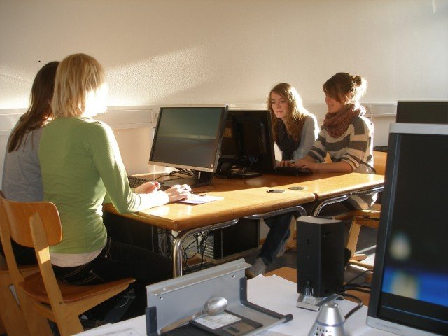 Schülerarbeitsplatz im Computerraum