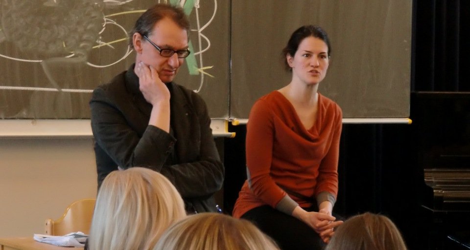 Der Dramaturg Michael Jezierny und die Schauspielerin Carolin M. Wirth diskutieren nach der Aufführung mit den Schülerinnen und Schülern.