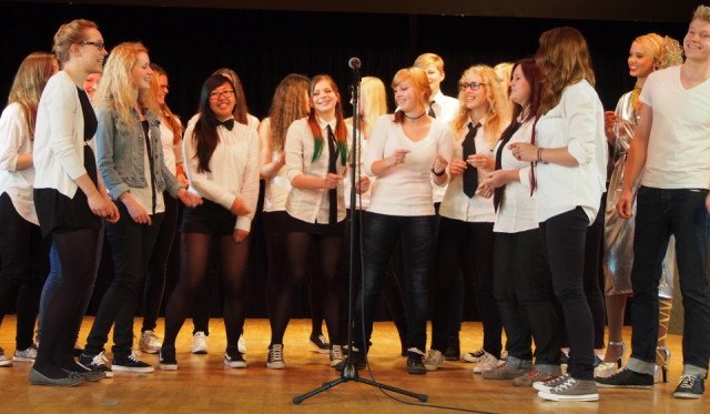 Die AHR Kunst/Englisch 11 verabschiedet die Absolventen mit ihrem fröhlichen Lied. (Foto: SMMP/Müller)