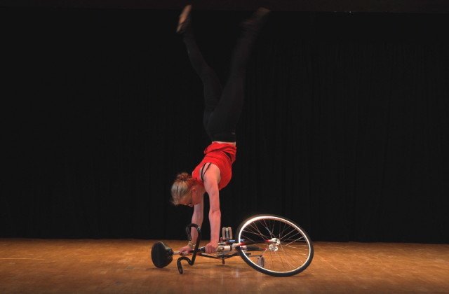 Kira Lansing aus der AHR Sport/Biologie 12 mit ihrer Kunstrad-Akrobatik. (Foto: SMMP/Müller)