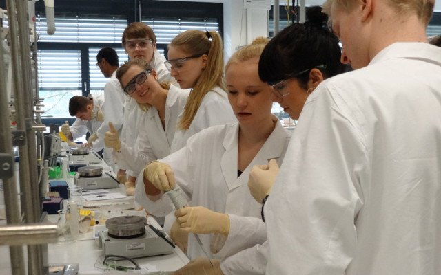 AHR Sport/Biologie 12 im Schülerlabor Bochum auf den Spuren unserer Vorfahren. (Foto: SMMP/Wermert)