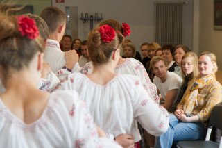 Singen und Tanzen gehört für die rumänischen Kinder und Jugendlichen zum Alltag.  Foto: SMMP/Bock