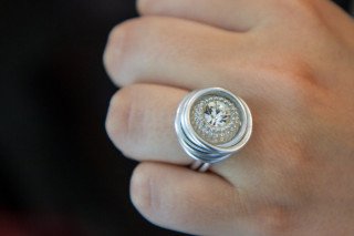 Schmuck für Rumänien: Anika Höper gestaltet Ringe aus Knöpfen und Aluminiumdraht. Foto: SMMP/Bock