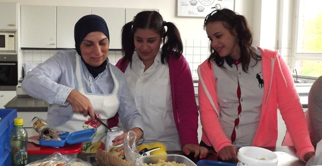 Die Oberstufe der BFS Kinderpflege lernte die libanesische Kochkunst kennen. (Foto: SMMP/Hartmann)