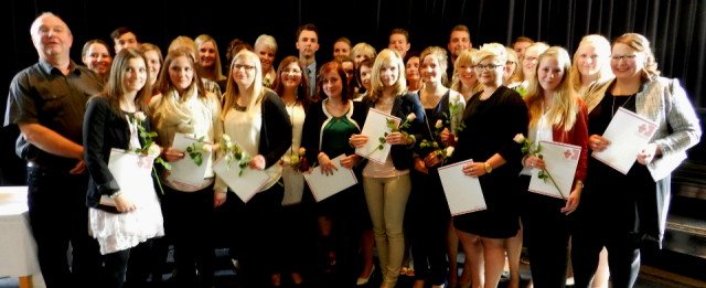 Die Absolventen der Fachschule für Sozialpädagogik mit ihrem Klassenlehrer Uwe Wevers. (Foto: SMMP/Passerschröer)