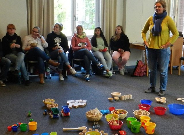 32 zukünftigen Erzieherinnen und Erzieher der Fachschule für Sozialpädagogik lernten, wie Kleinkinder lernen. (Foto: SMMP/Laukamp-Terwolbeck)