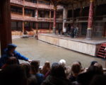 William Shakespeare live in seinem nachgebauten Globe Theatre erleben. Der Tod von Gaius Julius Caesar wird geprobt.