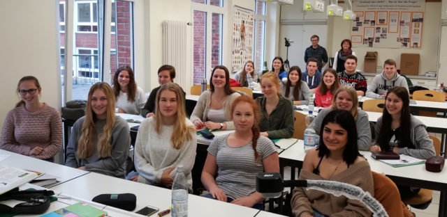 Die Jahrgangsstufe 13 des Abiturbildungsganges Erziehungswissenschaften/Biologie nehmen an einem Studienprojekt der Westfälischen Wilhelms-Universität (WWU) Münster teil. (Foto: SMMP/Wermert)