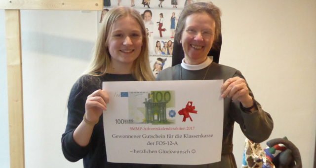 Anna Blommel freut sich mit ihrer Klasse FOS 12 A über den Gewinn von 100 € für die Klassenkasse. (Foto: SMMP/Potrykus)