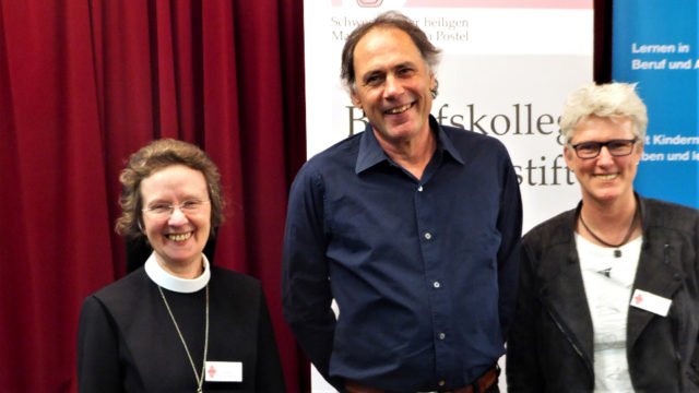 Unsere Schulleiterin (links), Schwester Maria Manuela Gockel, unsere Abteilungsleiterin Berufliche Bildungsgänge (rechts), Mechthild Passerschröer, die mit dem JFB den Vortrag organisierte, gemeinsam mit dem Kinderarzt, Wissenschaftler und Bestsellerautoren Dr. Herbert Renz-Polster. (Foto: SMMP/Potrykus)