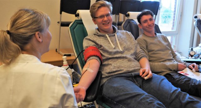 Auch Patrick Brüning und Jannik Sonntag aus der Ki-U zählten zu den zahlreichen Blutspendern. (Foto: SMMP/ Müller)