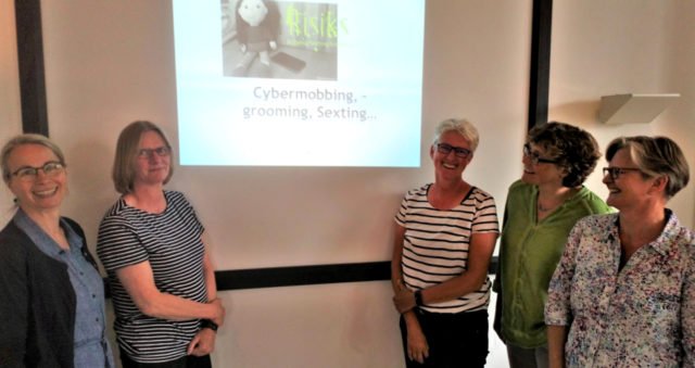 Referentinnen und Teilnehmerinnen der Werkstatt Cybermobbing, -grooming in unserem Berufkolleg (1. v. links: Dr. Antje Klüber, 3. v. rechts: Mechthild Passerschröer). (Foto: SMMP/Passerschröer)