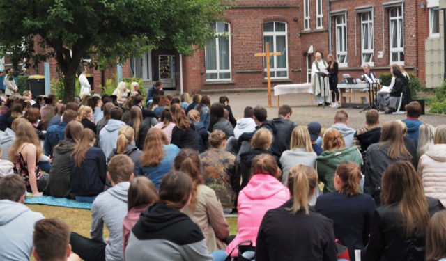 Im Park unserer Schule feierte unsere Schulgemeinde den Gottesdienst vor den Sommerferien. (Foto: SMMP/Müller)