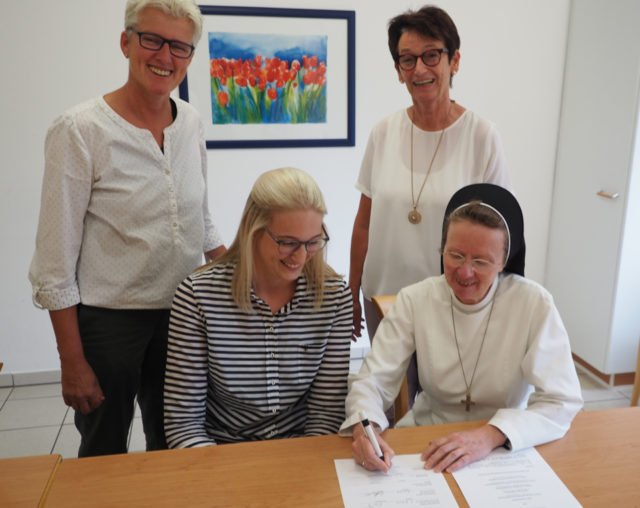 Schwester Maria Manuela Gockel unterzeichnet die Kooperationsvereinbarung zur Praxisausbildung. (Foto: SMMP/Müller)