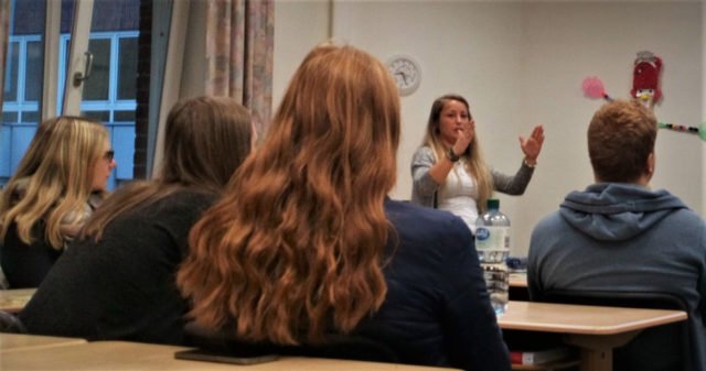 Nina Thyhatmer, Erzieherin und Videohometrainerin, referiert vor den interessierten Studierenden des Oberkurses der Fachschule für Sozialpädagogik zum Thema „Fetales Alkoholsyndrom“ (FASD). (Foto: SMMP/Passerschröer)
