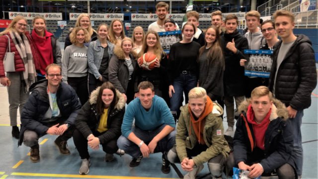Anton Geretzki, Powerforward der WWU Baskets Münster, (hintere Reihe) nahm sich viel Zeit für den Leistungskurs Sport 11, um seinen Sport zu erklären. (Foto: SMMP/Krüskemper)