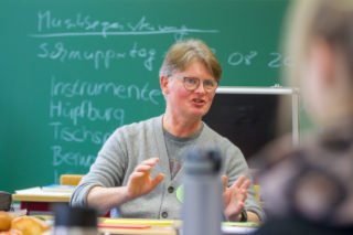 Dr. Udo Marquardt macht den Schülerinnen Mut: "Fragen Sie. Nur wer fragt, erhält auch Antworten. Sie haben nichts zu verlieren." Foto: SMMP/Ulrich Bock