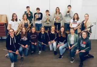 Louisa Hörmann und Theresa Oing (zweite Reihe v.l. mit Saxophon) engagieren sich für das Jugendorchester des Musikvereins Epe. Foto: Jugendorchester Musikverein Epe