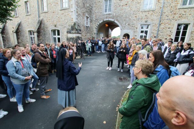 Generaloberin Schwester Maria Thoma Dikow begrüßt die Schülerinnen und Schüler in der Abtei St-Sauveur-le-Vicomte. Foto: SMMP/Ulrich Bock