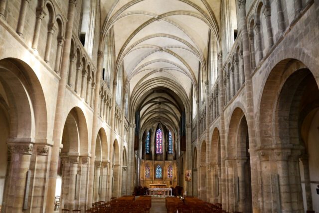 Überraschende Weite und Tiefe: Die Abteikirche von St-Sauveur-le-Vicomte. Foto: SMMP/Ulrich Bock