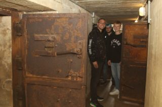 Schülerinnen und Schüler in den Bunkern der früheren deutschen Artillerie-Batterie. Foto: SMMP/Ulrich Bock