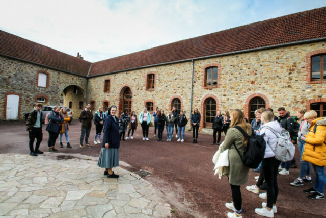 Die Schwestern führen die Schüler durchs Kloster.