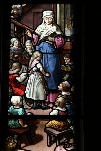 Glasfenster in der Kapelle la Bretonne.