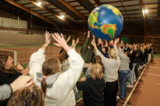 Die Weltkugel rollt über die Hände der über 400 Schülerinnen und Schüler, Lehrerinnen und Lehrer. Foto: SMMP/Ulrich Bock