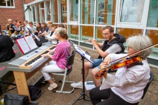 Schülerinnen und Schüler sowie Lehrerinnen und Lehrer begleiteten den Gottesdienst musikalisch. Foto: SMMP/Ulrich Bock