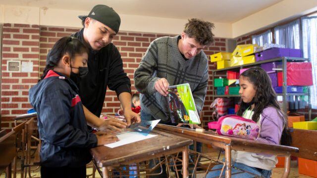 Freiwilligendienst-Leistende in einer Schule in Cochabamba/Bolivien. Foto: SMMP/Florian Kopp